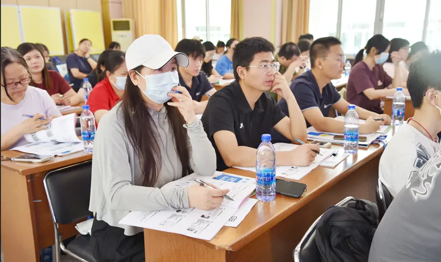 学员专注听课，认真记录关键要点，夯实合规检测能力 