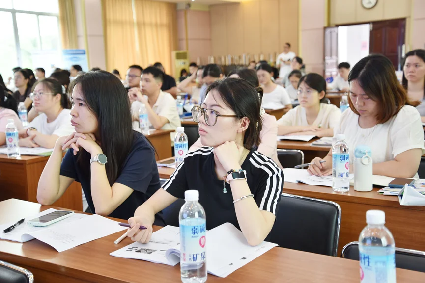 学员们全神贯注,认真聆听讲师授课 学员们全神贯注,认真聆听讲师授课