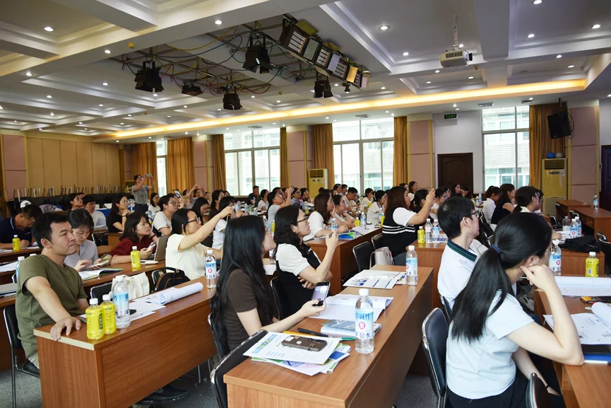 精彩内容赢得满堂掌声,学员们在热烈氛围中共享了一场知识与技术的盛宴 精彩内容赢得满堂掌声,学员们在热烈氛围中共享了一场知识与技术的盛宴
