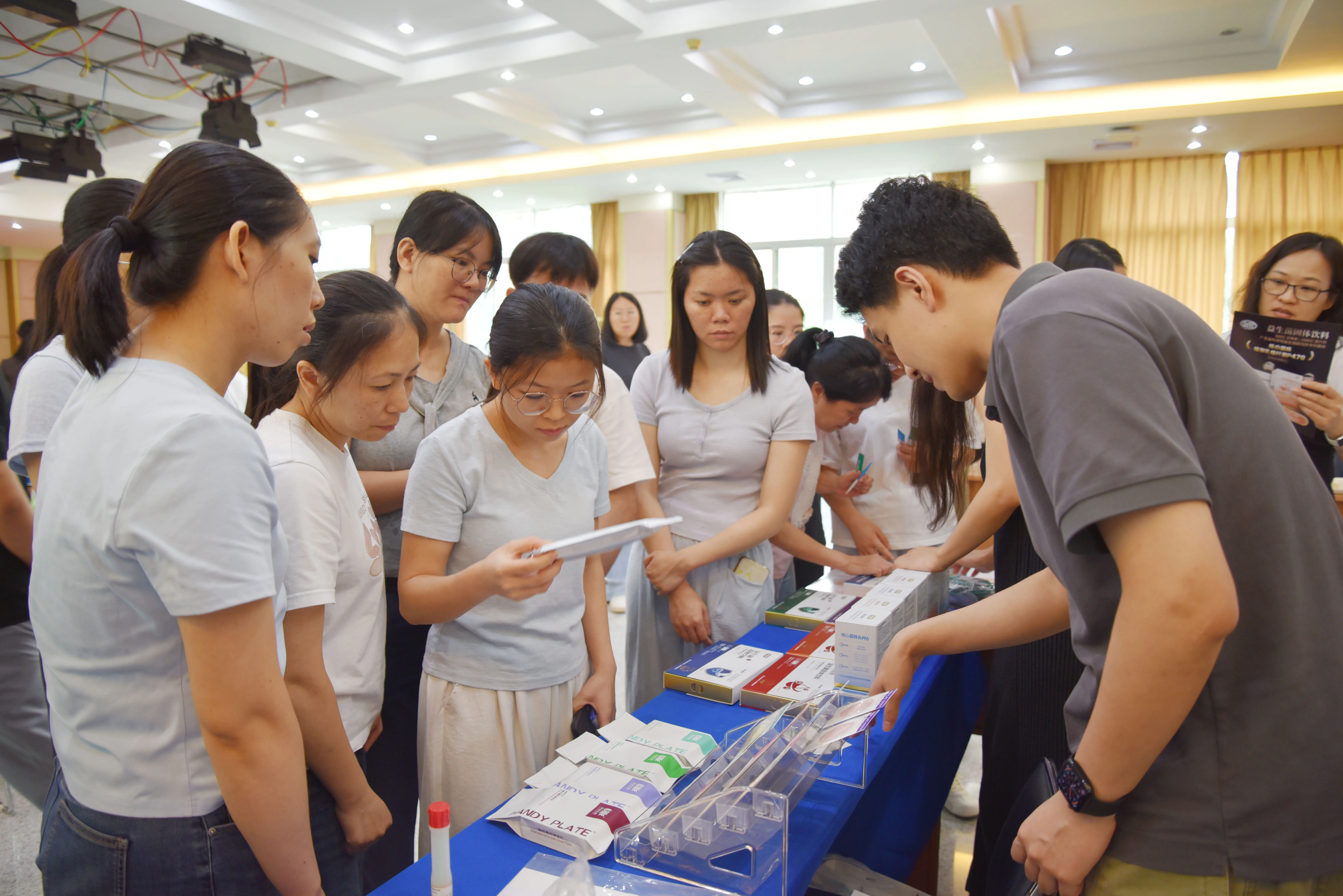 展览现场交流氛围浓厚,学员咨询络绎不绝,参展产品凭借其专业性与实用性获得广泛关注与好评 展览现场交流氛围浓厚,学员咨询络绎不绝,参展产品凭借其专业性与实用性获得广泛关注与好评